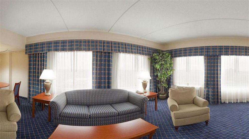 Holiday Inn Charlotte University By Ihg Екстериор снимка