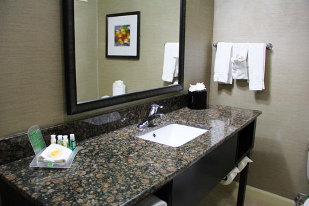 Holiday Inn Charlotte University By Ihg Екстериор снимка
