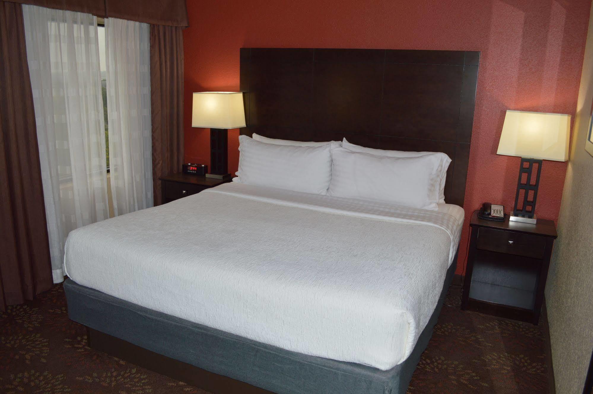 Holiday Inn Charlotte University By Ihg Екстериор снимка