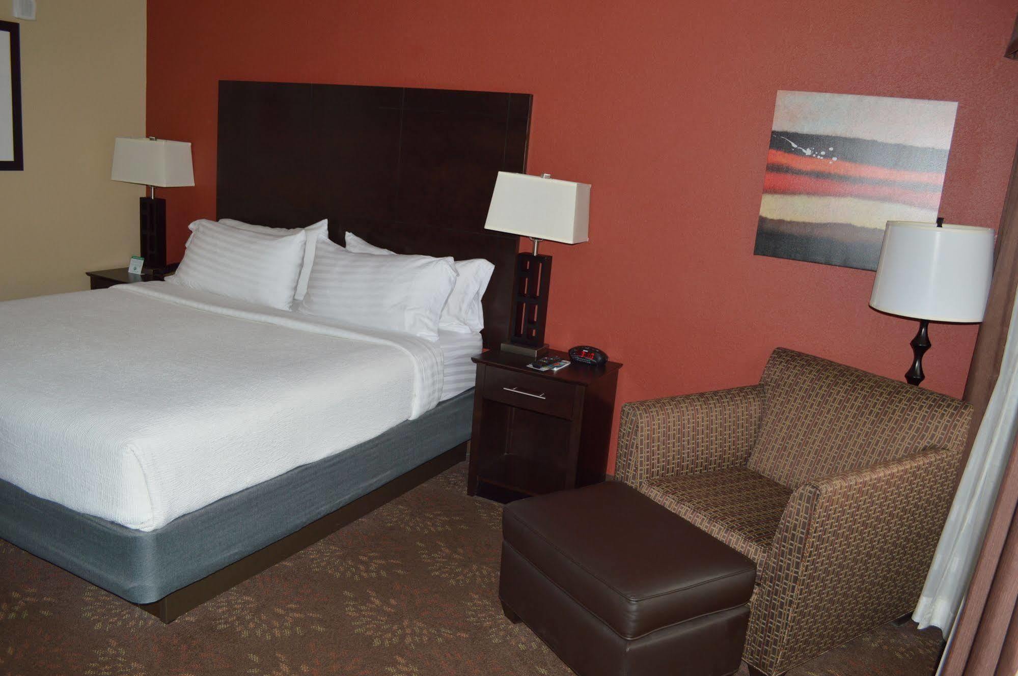 Holiday Inn Charlotte University By Ihg Екстериор снимка